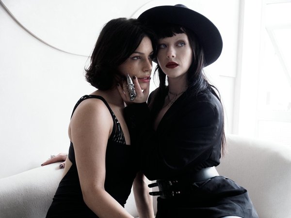 Maîtrisez l'Art du Maquillage Waterproof : Astuces Infaillibles pour Éblouir à la Plage !